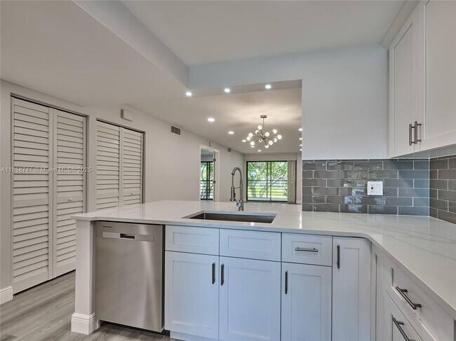 Foto del edificio - 5380 Cedar Lake Dr
