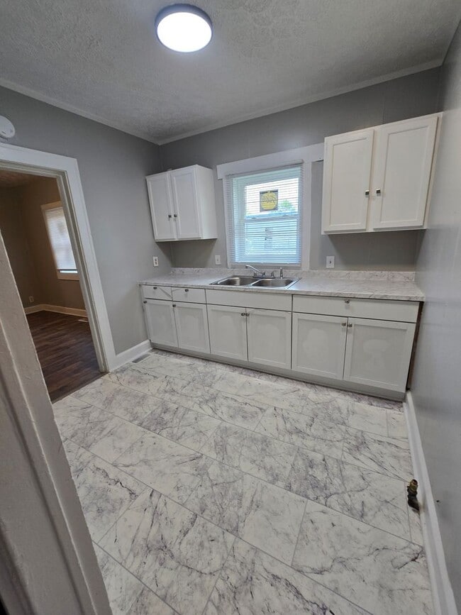 Foto del edificio - Spacious Two Bedroom Single Family Near 10th and Belmont Ave