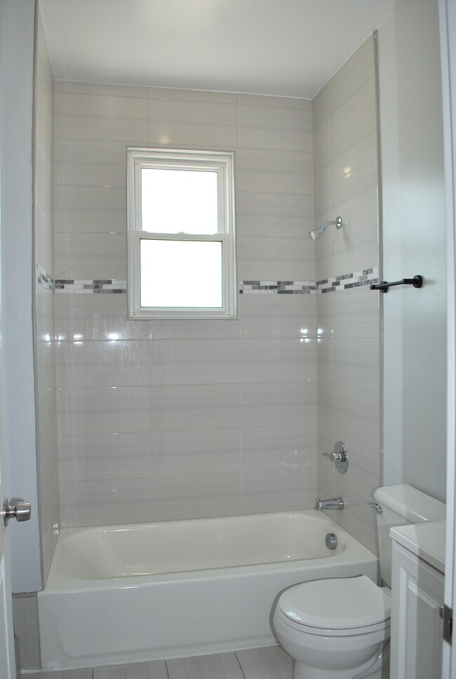 Building Photo - 473 Avon Ave