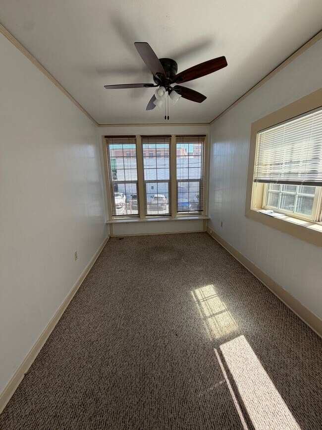 Foto del edificio - Super Cool Downtown Apartment!2 Bedroom, 1 Bathroom Apartment with Secure Entrance