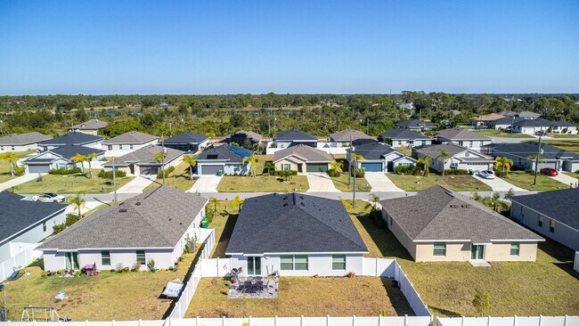 Foto del edificio - Move-In Ready 4-Bedroom Home with Modern Furnishings in Rotonda West