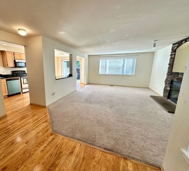 Foto del edificio - Best DEAL in Town - 4 bedroom ready to mov...