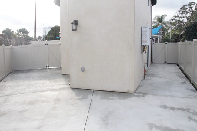 Building Photo - 15433 Huston St