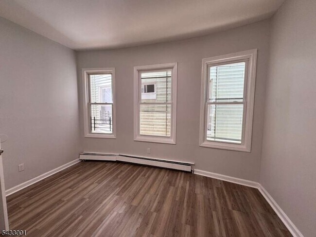 Foto del edificio - 142 Johnson Ave