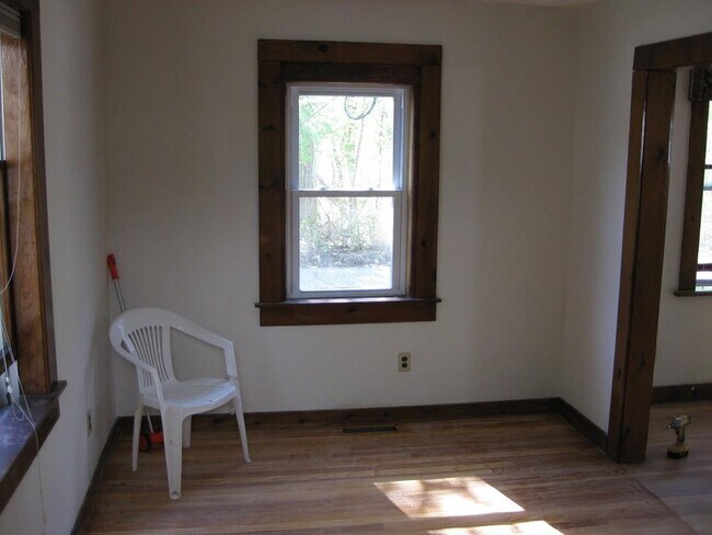 Building Photo - 14 Lake St