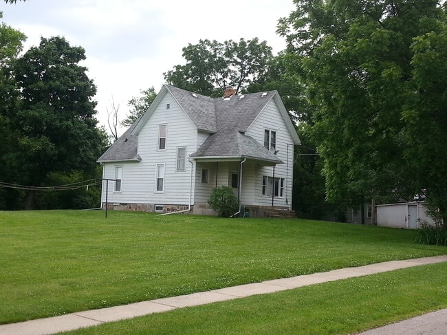 Building Photo - 421 E Lake St