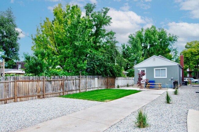 Building Photo - Remodeled Detached Cottage with Fenced Yard! Pet Friendly!