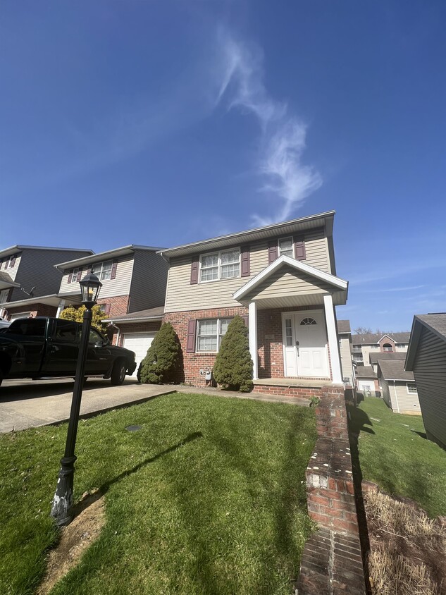 Primary Photo - 152 Meadow Ridge Dr