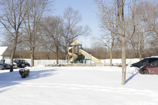 Área de juegos para niños - Bloomington Family Townhomes