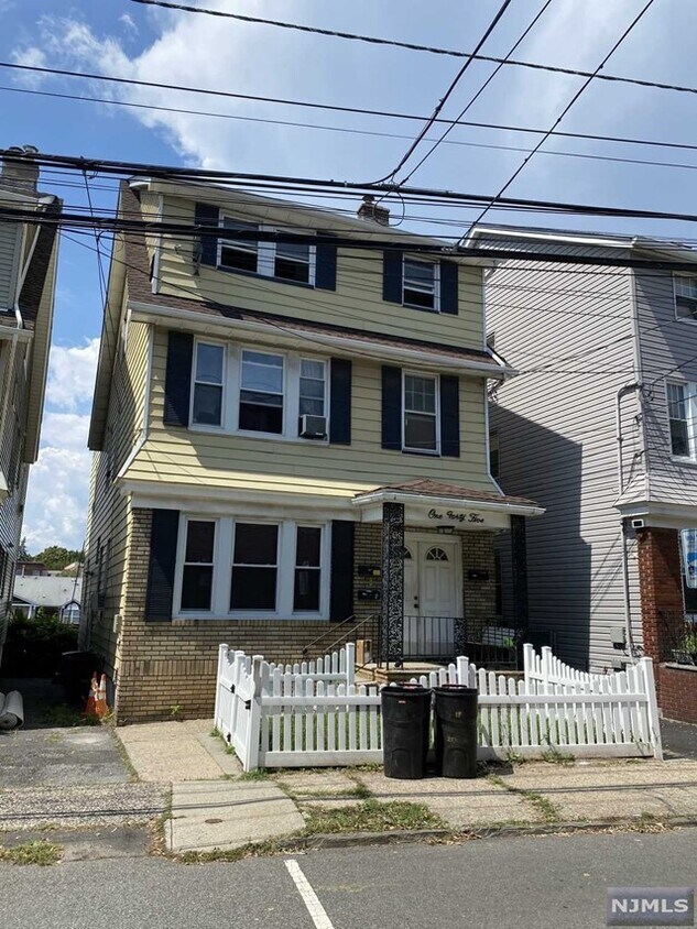 Primary Photo - 145 Maple St