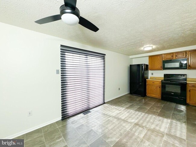 Building Photo - 15511 Norwegian Ct