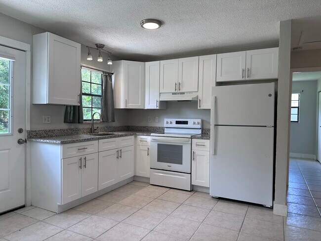 Building Photo - 907 Royal Oak Ct