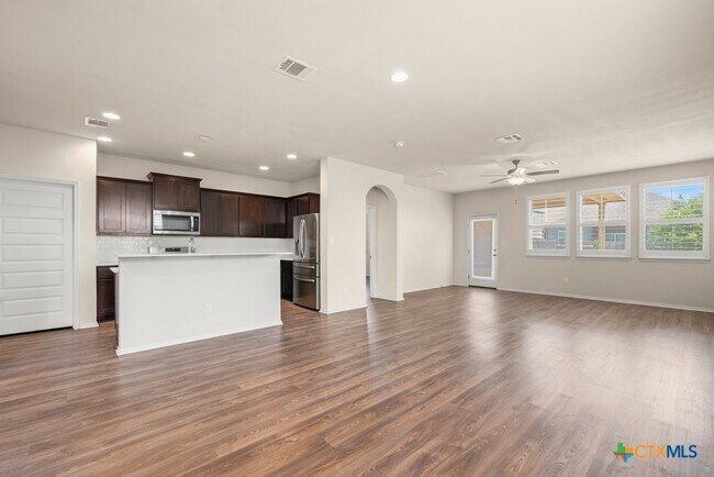 Foto del edificio - 145 Goldfinch Dr
