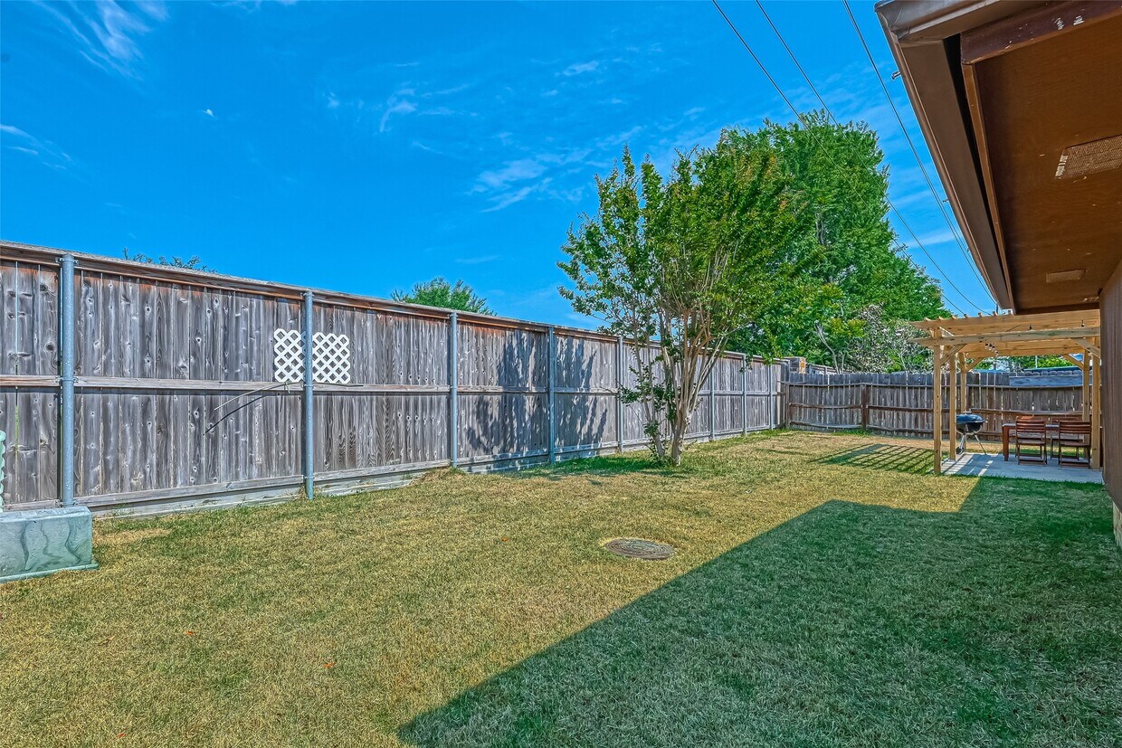 Foto del edificio - 2215 Fort Laramie Dr