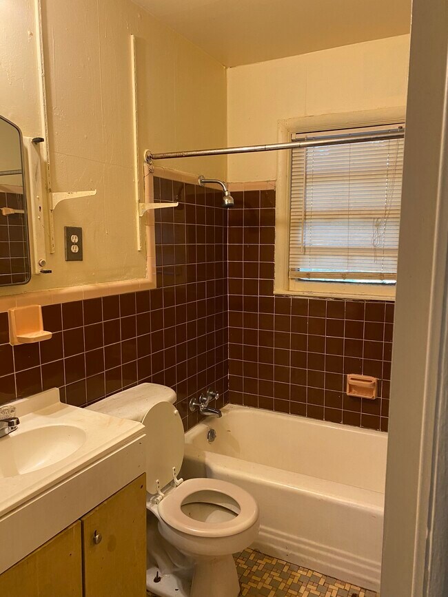 bath - 2870 Mercer Dr