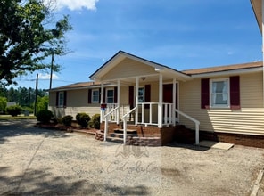 Building Photo - 380 Community Rd