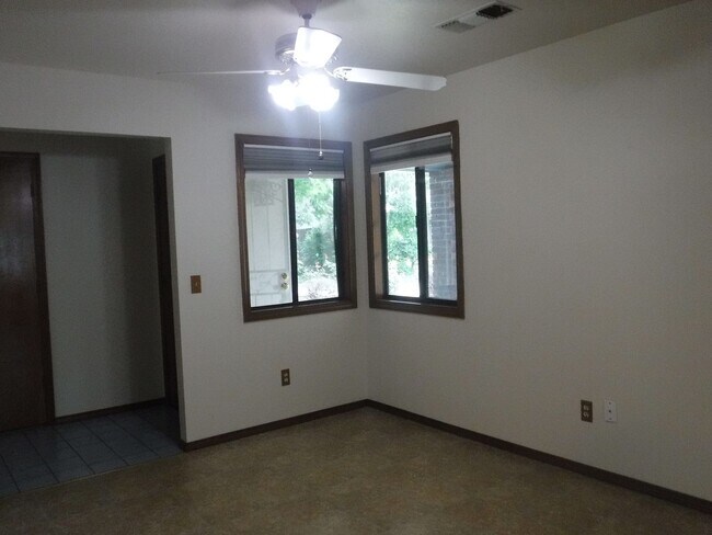 Building Photo - Eastside Home In Oak Haven Neighborhood