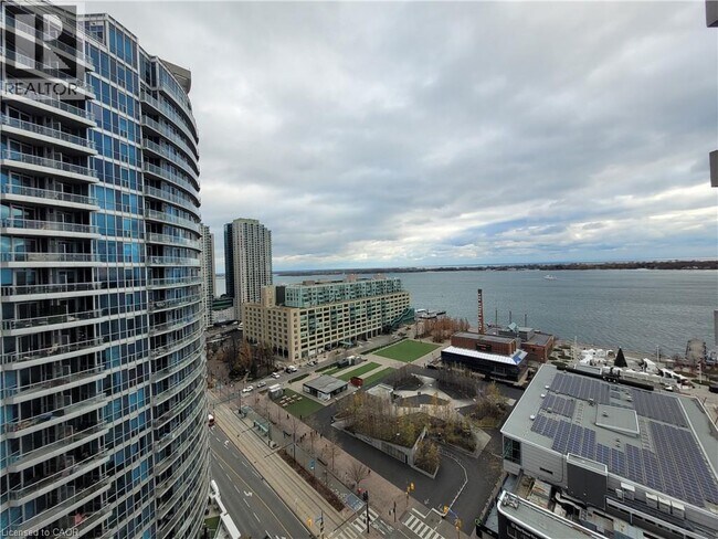 Photo du bâtiment - 228 Queens Quay W