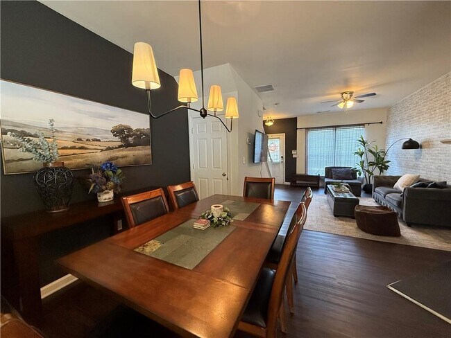 Foto del edificio - 1524 Cove Creek Cir