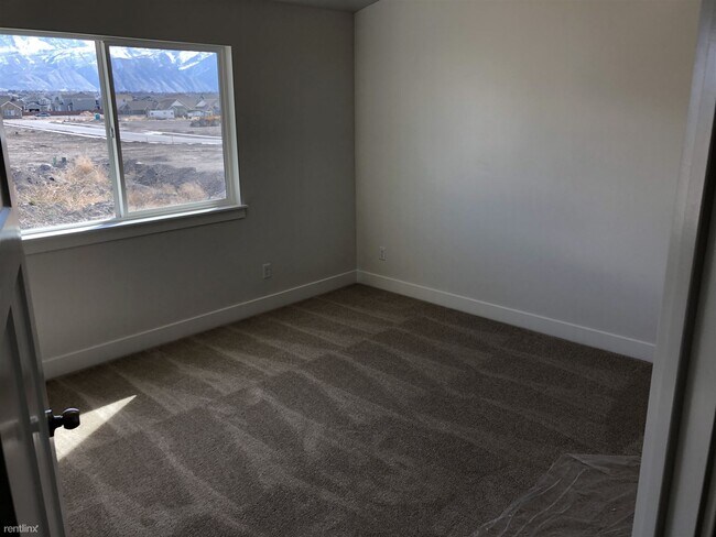 Building Photo - Room for Rent, 2.5 bath Townhome - 594 N 2...