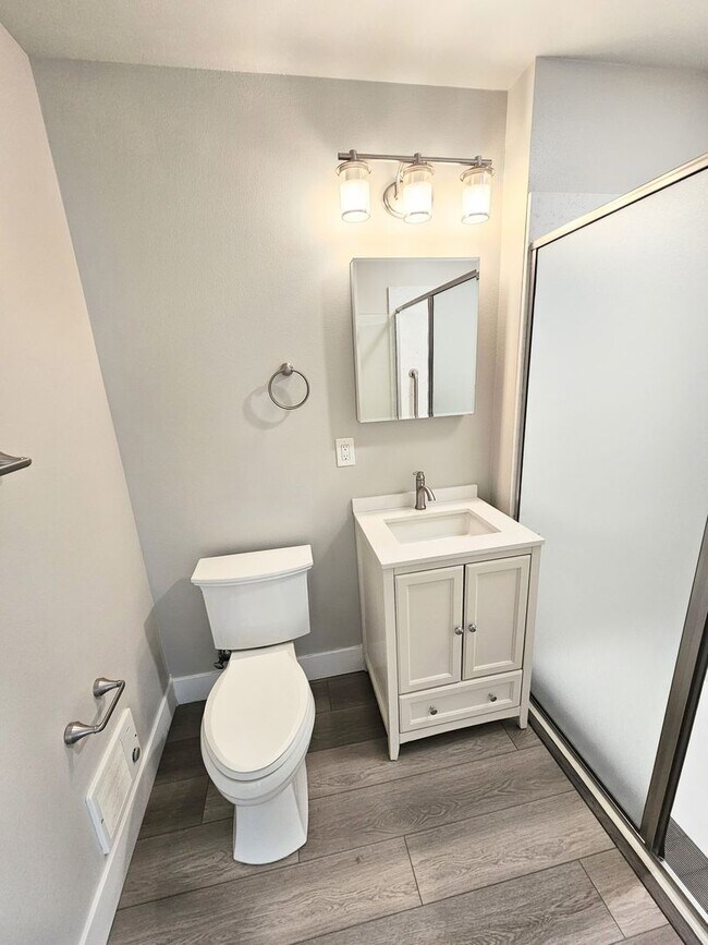 Building Photo - **Nearly new 1-Bedroom Midtown Apartment for Rent**