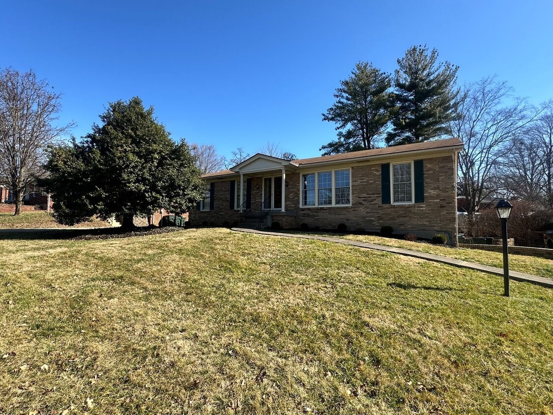 3BR/3BA Home for Rent in J-town with Two Gar Garage and Large Deck! - 3BR/3BA Home for Rent in J-town with Two Gar Garage and Large Deck!