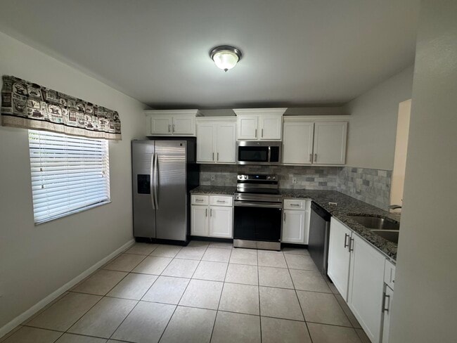 Building Photo - 2505 Lakeview Cir