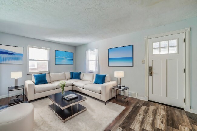 Foto del edificio - 728 Mayville Ave