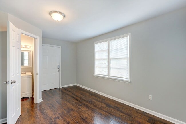 Building Photo - 2215