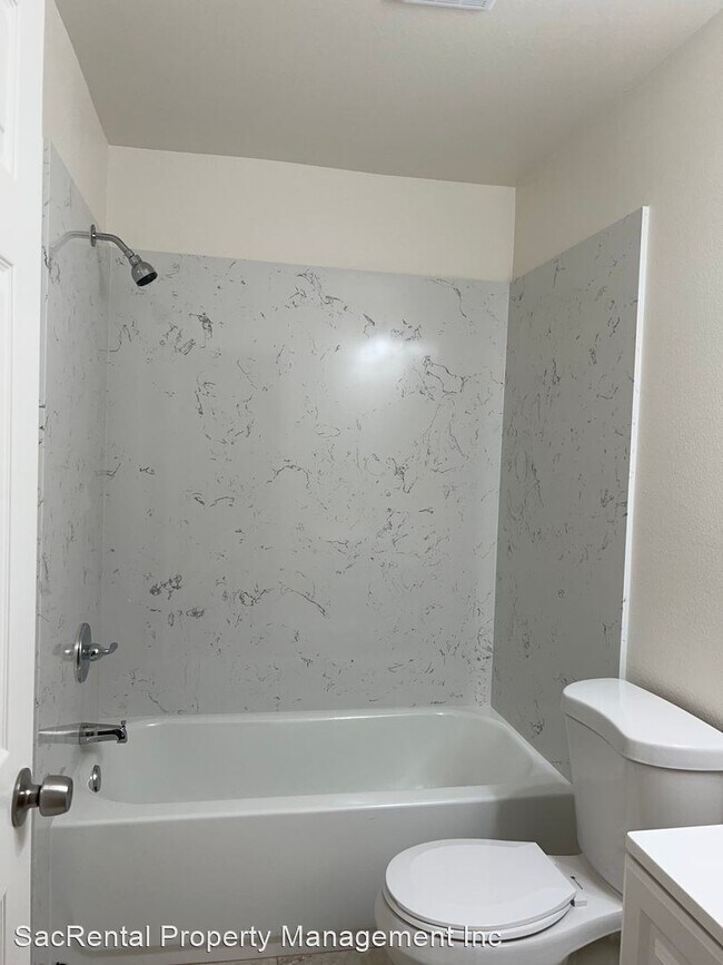 Building Photo - 3 br, 2.5 bath House - 9408 Fox Den Court