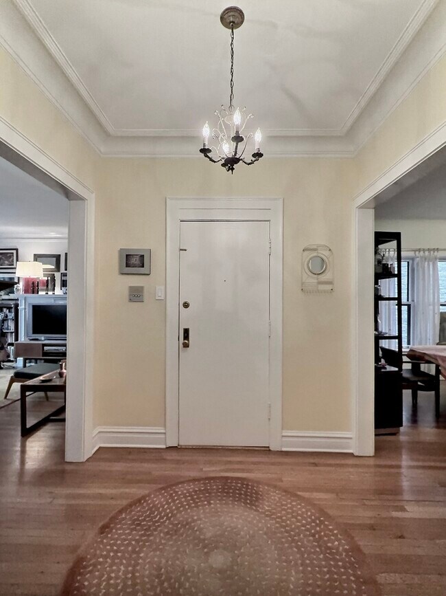 Foto del edificio - 2921 N Pine Grove Ave