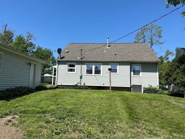 Building Photo - 401 Hilltop Rd