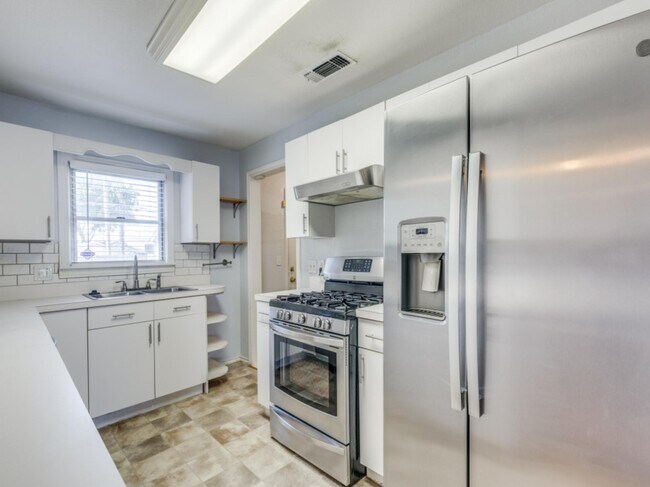 Foto del edificio - 5921 Locke Ave