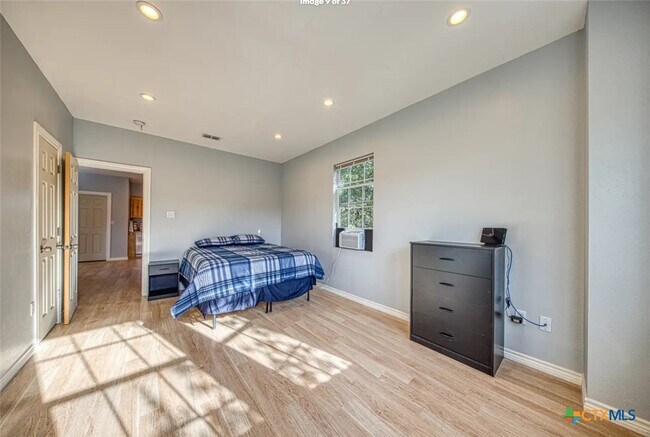 Foto del edificio - 729 Clay Ridge