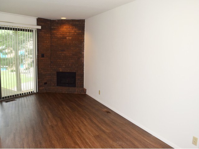 Algunos con pisos de tablones de vinilo - Healey Townhomes