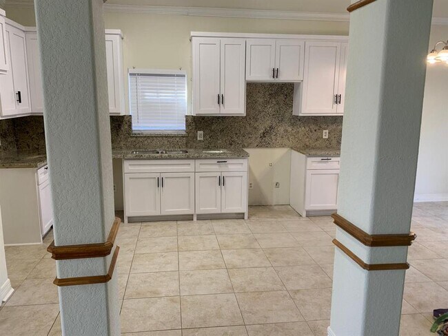 Foto del edificio - 915 Moorside Ln