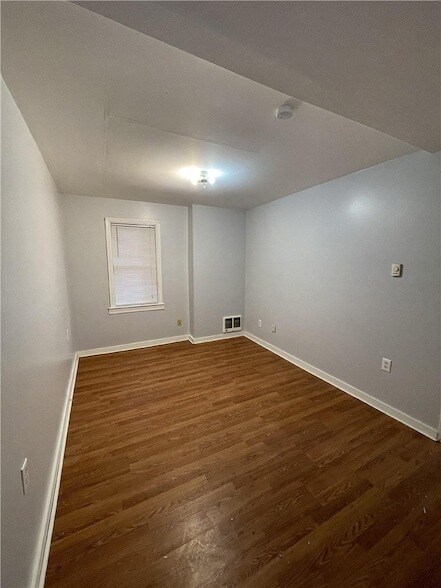 Building Photo - 456 Woodlane Ave