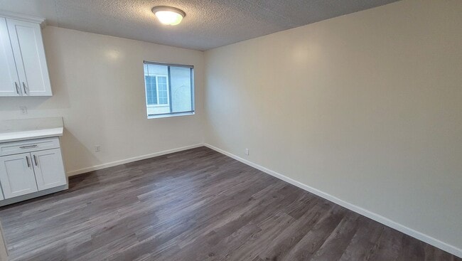 Foto del edificio - 6 Bedroom 3 Bath Two Story House with REMODELED Kitchen and Bathrooms Available Now!