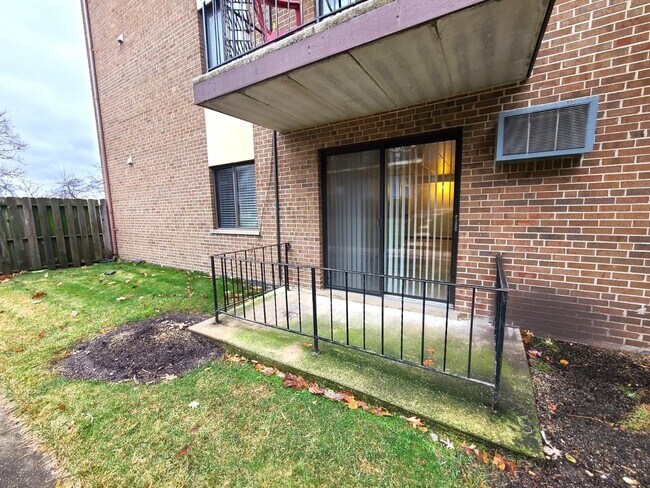 Building Photo - 9117 S Roberts Rd