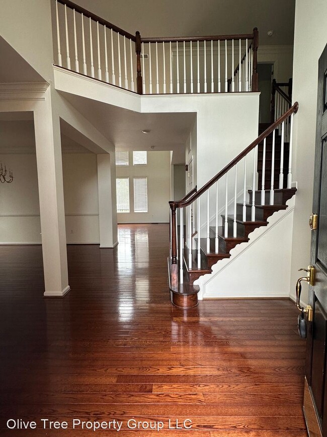 Building Photo - 4 br, 3.5 bath House - 110 Pangborne Court