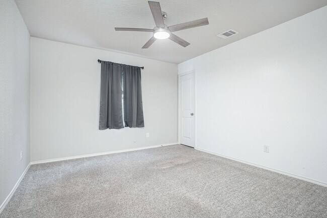 Building Photo - 4 Bedrooms 3 Baths