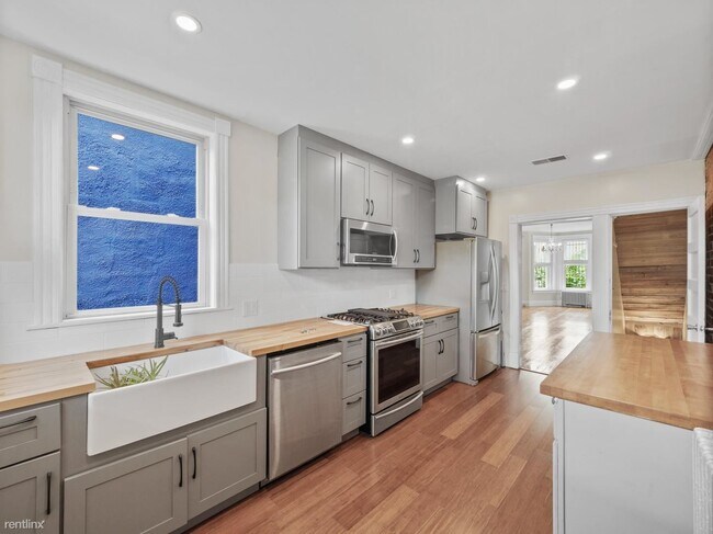 Building Photo - 4 br, 2 bath House - 113 P St Nw Light-fil...