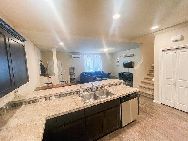 Foto del edificio - 5747 Joynak St S