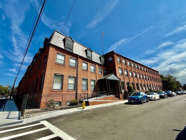 Building Photo - 10 Weston Ave