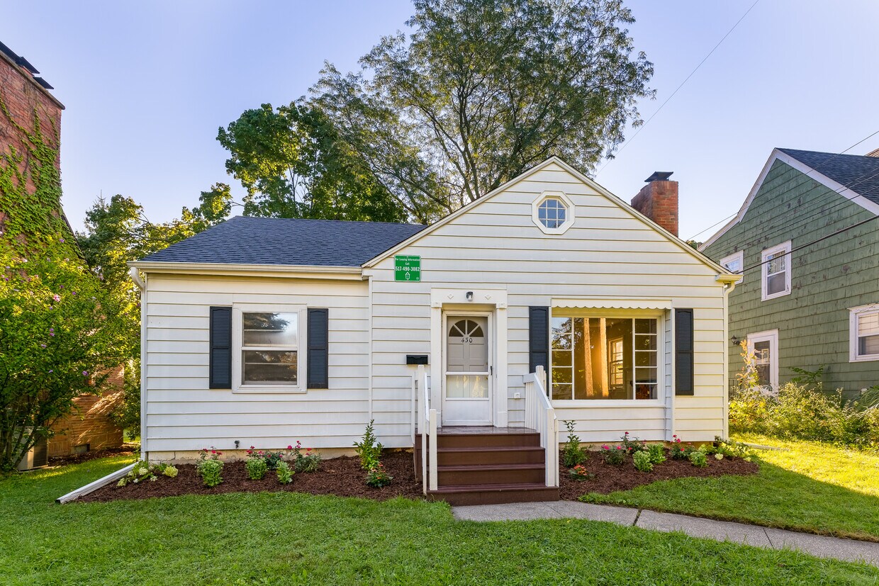 Front - 430 Rosewood Ave