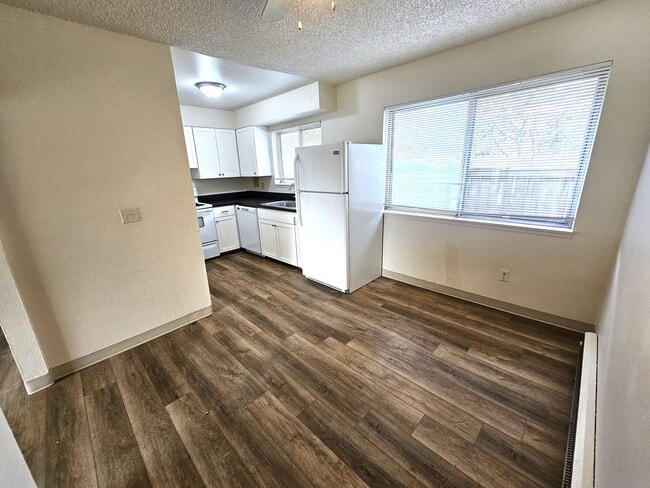 Building Photo - Updated 3 Bedroom, 1 Bath Apt in 4-Plex - ...