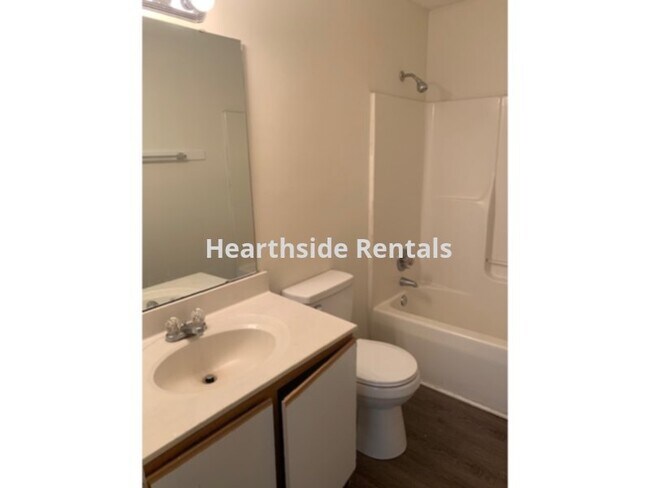 Foto del edificio - **2 Bedroom 1 Bath Apartment Near Pitt Com...