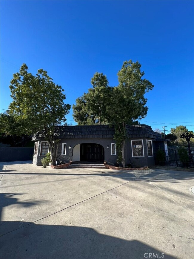 Building Photo - 15621 Vanowen St