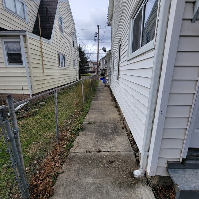 Building Photo - 916 Magee St