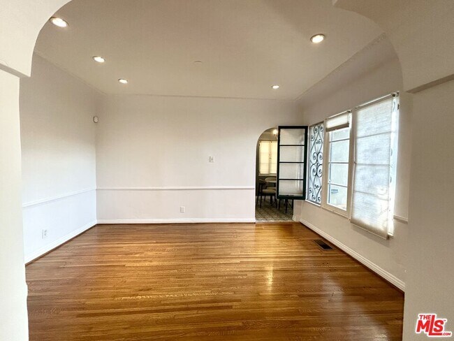 Foto del edificio - 8673 W Olympic Blvd